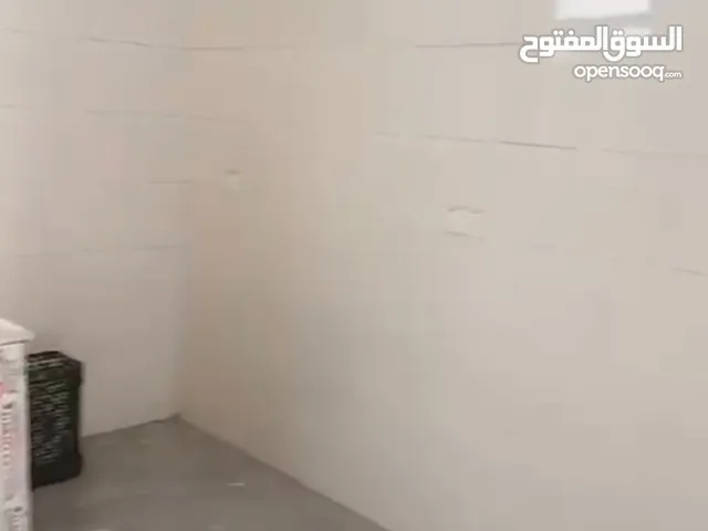 شقه فارغه او مؤثثه للايجار حسب الرغبه اليرموك قرب نونيم طابق 1