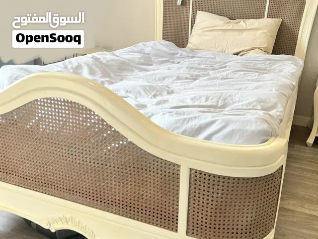 بيع سرير خشب ملبس راتان مستعمل