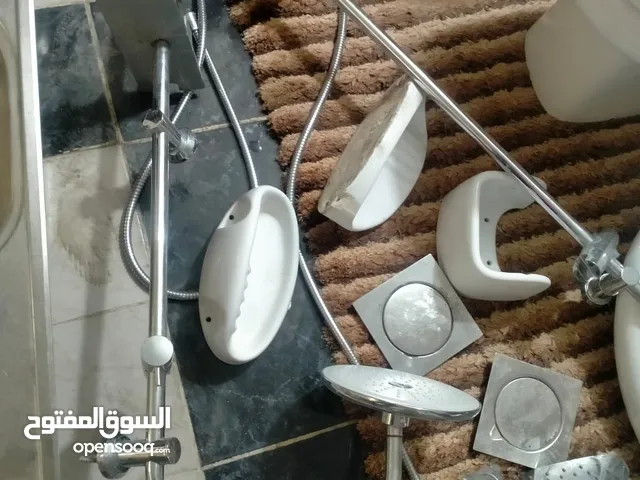 2مقاعد حمام افرنجي لون ابيض مغسلة مع حنفيه 2 دش واكسسوارات للحمام مع مجلة ستانلس
