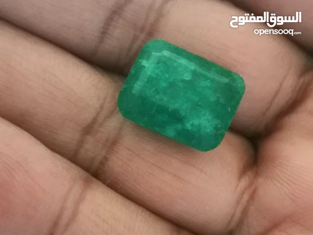 لتعليقه من حجر الزمرد الأخضر الفاتن
