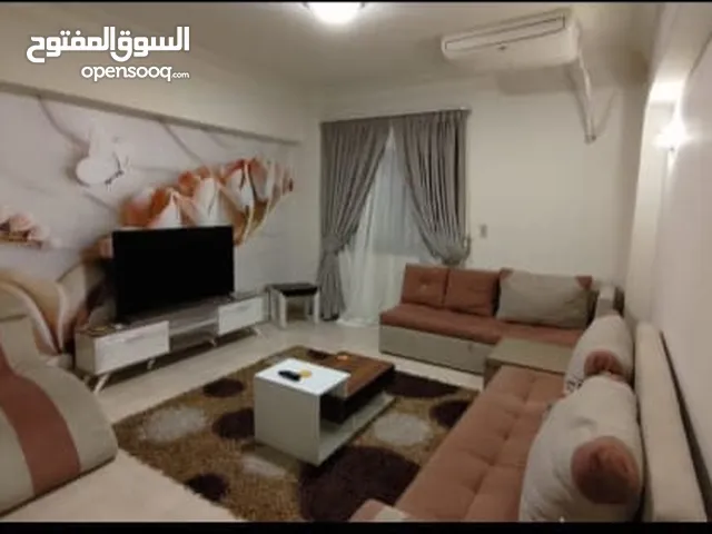 شقه مفروشه في التجمع الخامس غرفة أطفال وغرفة مستر ثلاث سراير مكيفة بالكامل قرب مستشفى الجوى