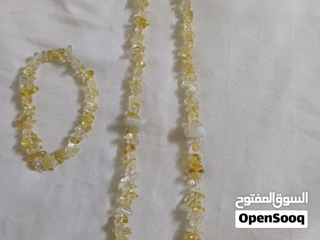 عقد من حجر السترين