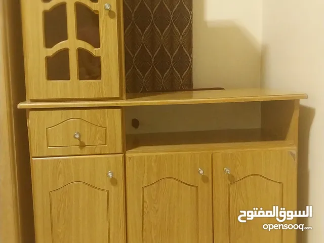بوفيه خشبي بحالة ممتازة - للبيع فقط بـ35 دينار بوفيه أنيق عملي يصلح للمطبخ أو الصالون أو غرفة المعي