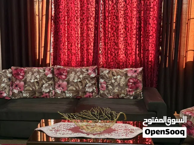 طقم كنب حرف Lبحاله جيدهومع كراسي عدد 2 مع برداي وطقم طربيزات وطقم خوادم وطاوله سفر زان