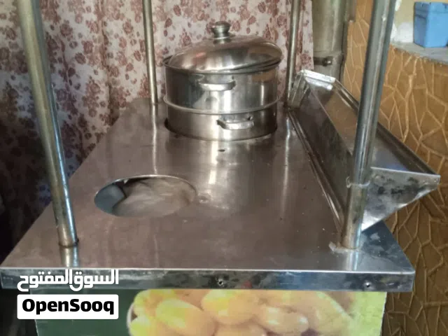 عربة ذرة مع جميع مستلزماتها