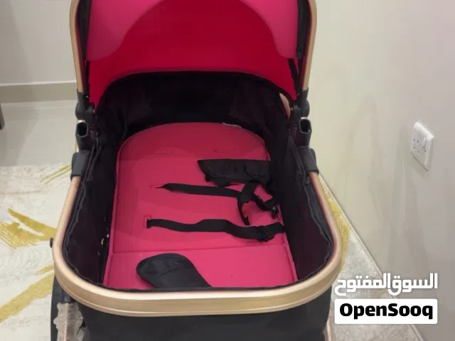عربة أطفال جيده تركب تقريبا على كل السيارت