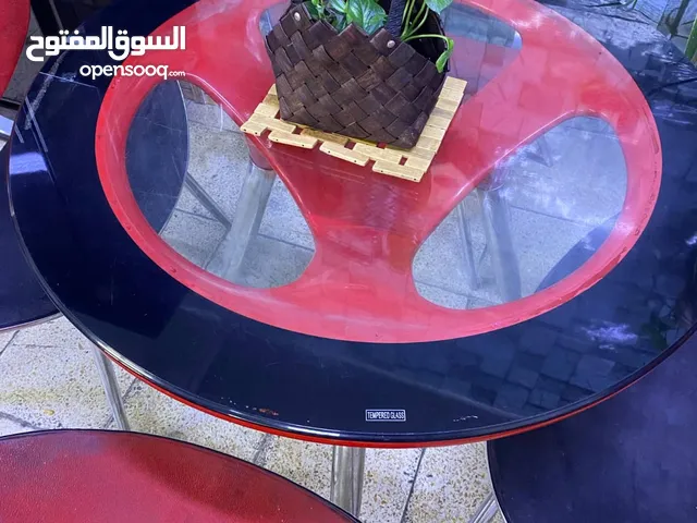 ميز طعام مع اربع كراسي