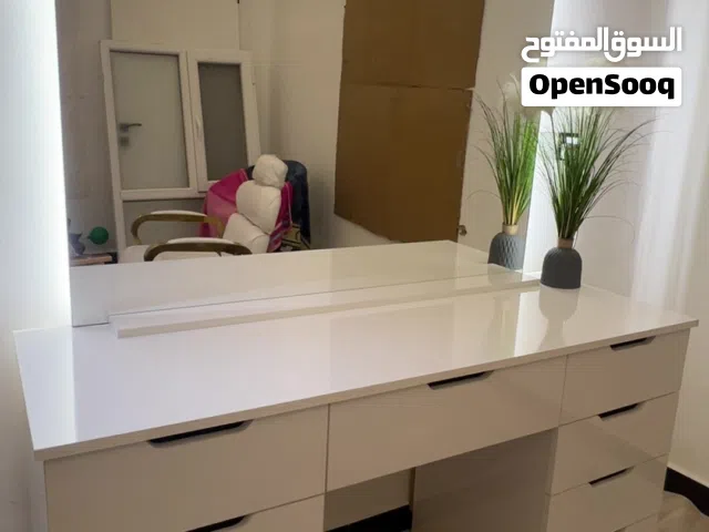 ميز ميك اب او حسب استعمالكم تحفةةةة خشب درجة اولى تصميم خاص ومراة ضد الكسر وضمان 5سنوات ف اكثر