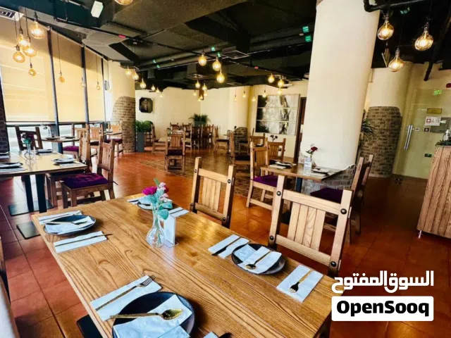 معدات وأثاث مطاعم بحالة جيدة.