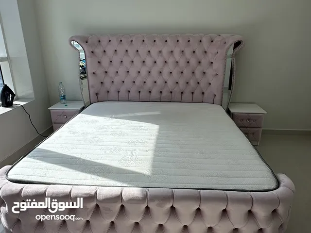 غرفه نوم جديده سرير كينج مع دولاب كبير وتسريحه و 2 كومدينو