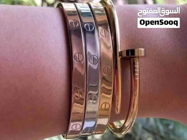 سوار ذهبي فاخر بتصميم أنيق ومميز