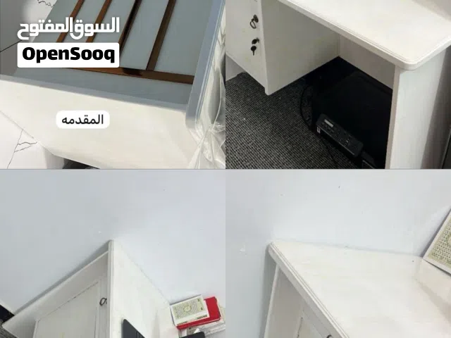 ميز مكتبي نظيف