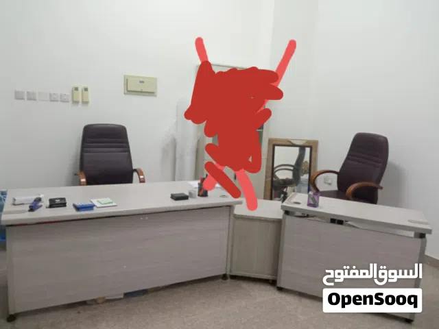 طاولة مكتب خشبي عدد 2 ودروج عدد 1 وكرسيين جلد عجلات عدد 2