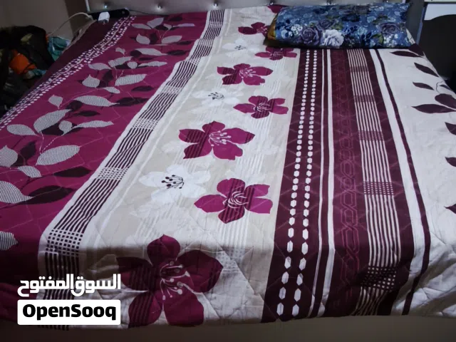 دولاب قسمين و سرير نفرين شبه جديد يوجد أيضا ثلاجة صغيره على 300 وكنب تفصيل مغربي على السوم أيضا