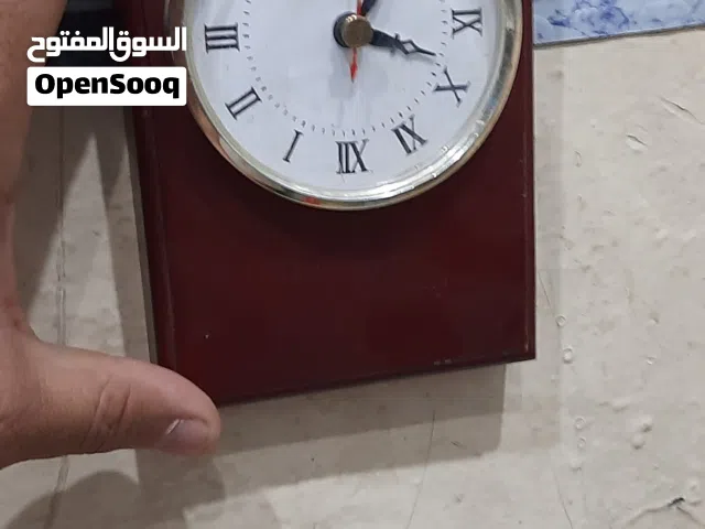 وصف مقترح للإعلان: العنوان: ساعة مكتب خشبية كلاسيكية (كوارتز) - شغال وعلى الشرط التفاصيل