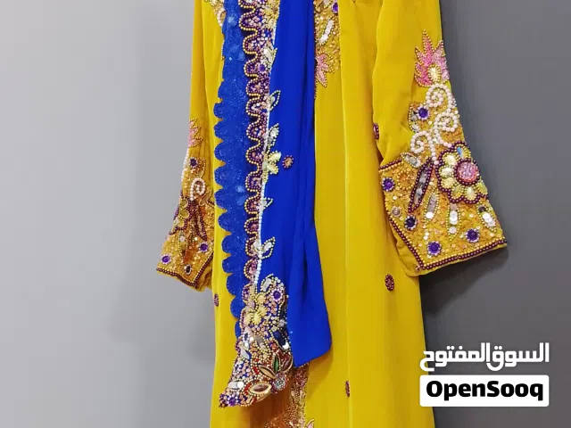 زي تقليدي مهما العماني اصفر الأسئلة والثوب ازرق شك كامل بب75ريال للبيع