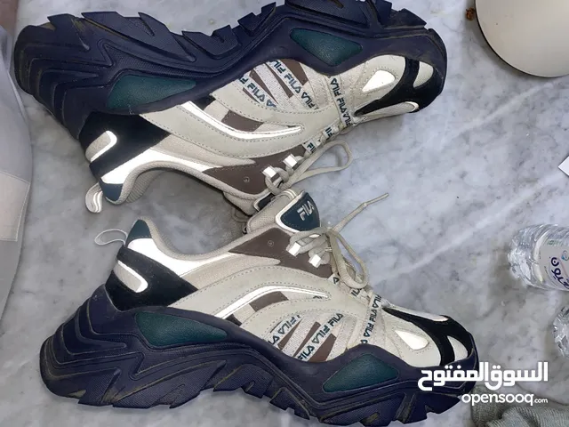 حذاء من شركة ( فيلا )