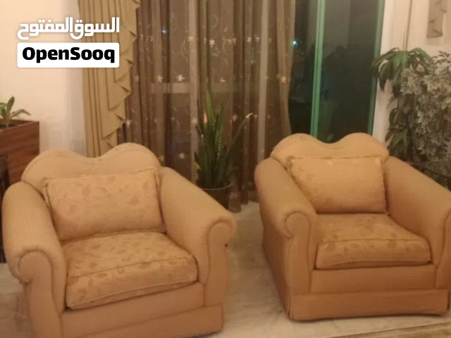 طقم كنب للبيع مع ستارة بحالة جيدة