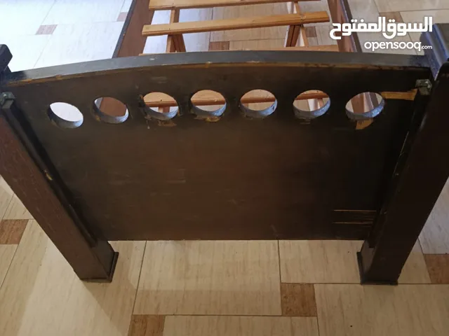 سرير خشب لاتيه عدد 2 للبيع نفس الشكل