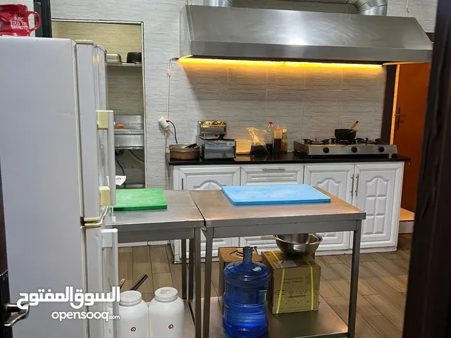 محتويات وعدة مطعم للبيع كامل