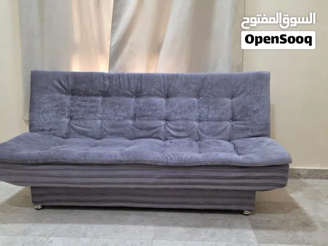 كنب واحدة (ممكن تنفتح تصبح سرير) السعر 35 ريال
