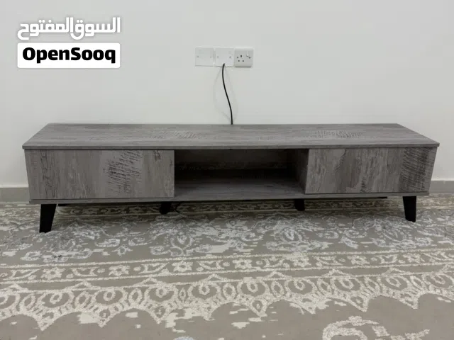 للبيع طاولة تلفزيون شبه جديده
