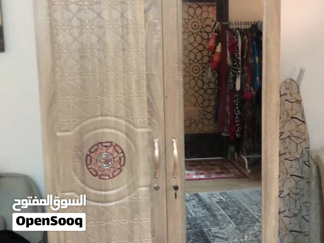 خزانة ملابس درفه بها 5 ارفف + درفه بها علاق ملابس ورف + 2 درج والخزانة كبيره من الدخل