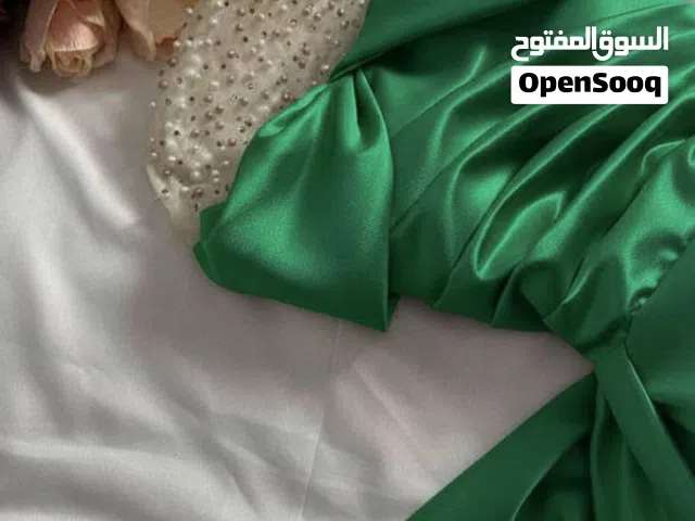 فستان سهرة كلوش فخم بقماش الساتان المبطن تسليم فوري.