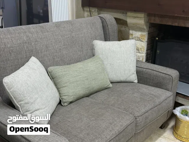 طقم كنب شبه جديد + طقم طاولة وسطية مع طاولتين جانبيات وقاعدة تلفزيون (خشب زان ولاتيه)