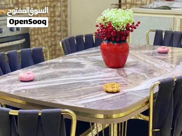 ميز طعام نظيف