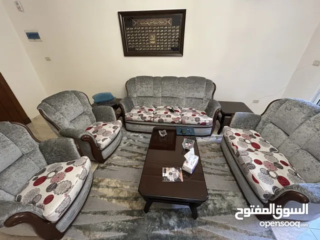 طقم كنب مستعمل لون سكني بحال جيده جدا