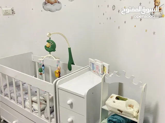 سرير بيبي من ايكيا هزاز فيه 5 قجوره