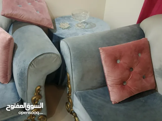 كنب للبيع نظيف جدا مستعمل لدواعي السفر وثلاجه تبريد ممتاز