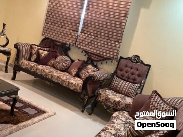 كنب كلاسيكي نظيف للبيع