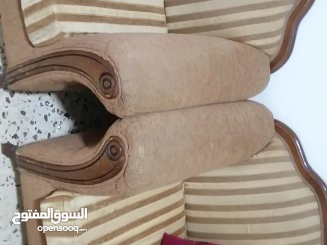 كنب غرفة الجلوس بحالة جيدة