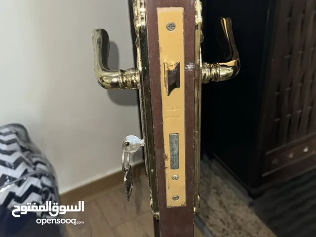 نجار اثاث المنيوم اقفال ومفاتيح فتح الابواب المغلقه وصيانة جام ارفف ستاء تلفزيون لوحات