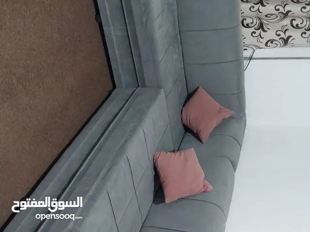 غرفة جلوس مع بفة 8 مقاعد لون سكني ووردي جيدة مريحة بالقعدة ومتينة بتتحمل دعك