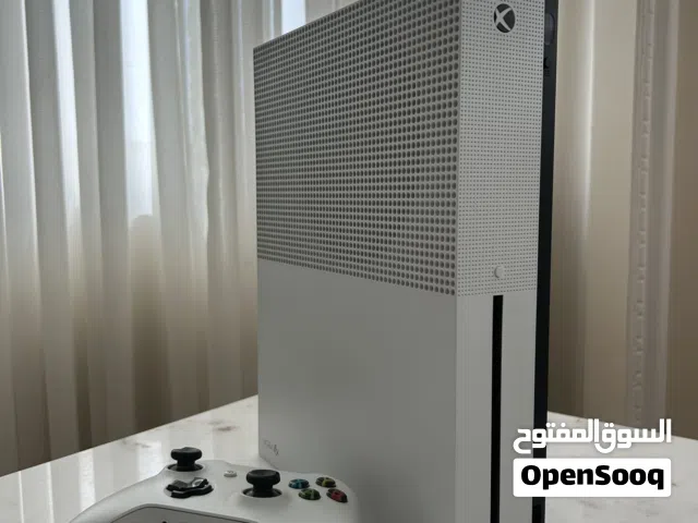 XBOX ONE S 1B Good condition (used) إكس بوكس ون إس أبيض بحالة ممتازة مع يد تحكم لاسلكية