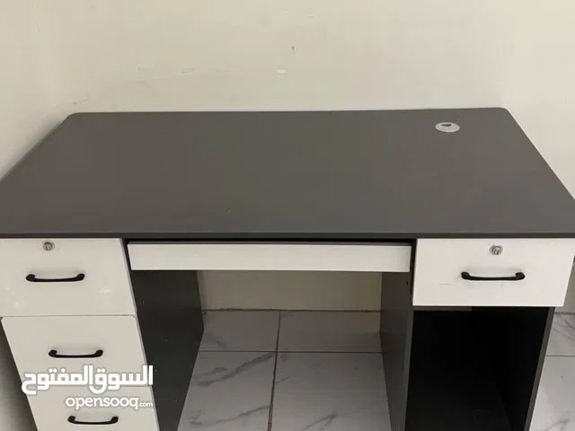 مكتب مع حوارير وقفل لون رمادي
