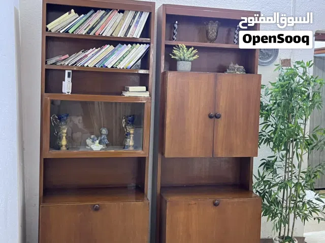 مكتبتين وشجرة