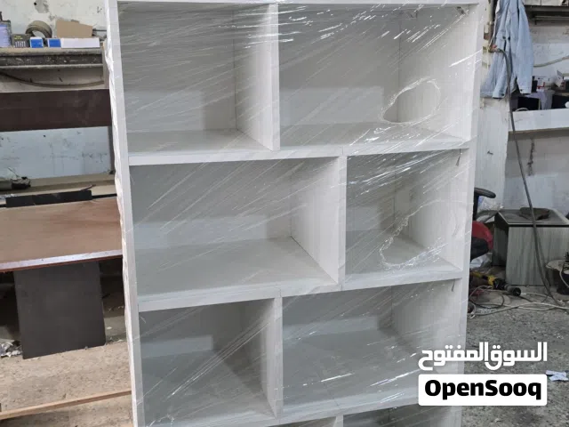 خزانة للكتب عدة الوان فقط