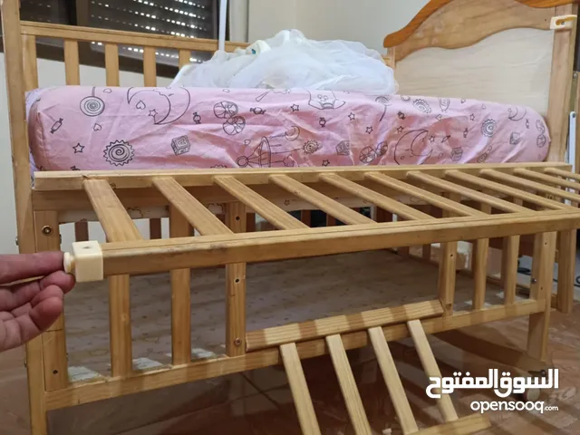 تخت بيبي مع الفرشة و مستلزمات بيبي للبيع