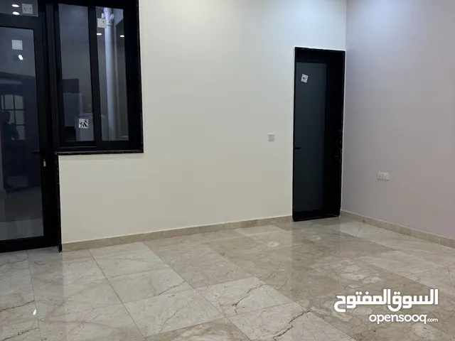 شقه طابق خامس في مجمع اليرموك السكني