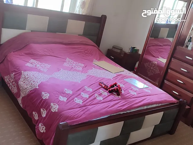 غرفة نوم مستخدمة بحاله ممتازة خشب زان مع فرشة طبية