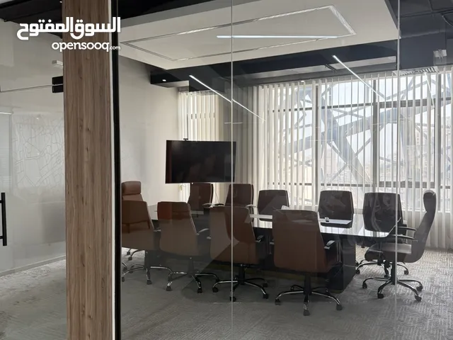 إخلاء شركة — أثاث وتجهيزات مكتبية فاخرة بحالة شبه جديدة