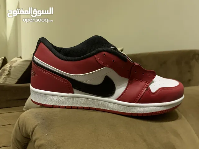 40 Sport Shoes in Tripoli
