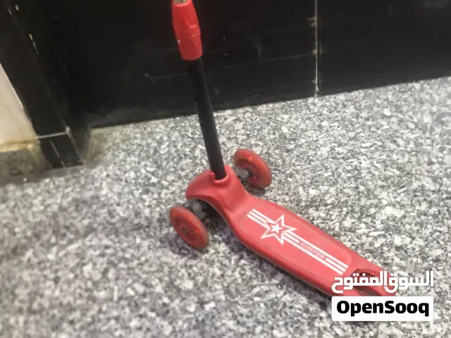 سكوتر أطفال 3 عجلات بحالة ممتازة + إضاءة LED بالعجلات (نظيف جدًا)