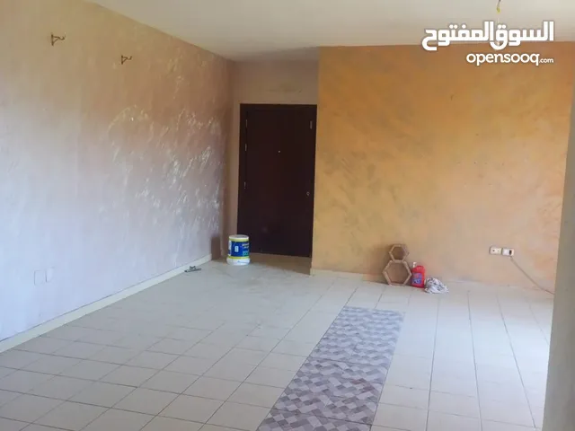 شقة للبيع ابو علندا بسعر ممتاز منطقة مخدومة و الشقة بحالة جيدة و يتوفر مصعد و بلكونة