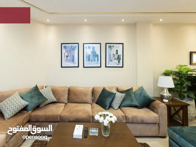 للإيجار شقه مفروشة فاخرة اللوتس الشمالية فى التجمع الخامس فيو التسعين الجنوبي والشمالى قريبه لخدمات