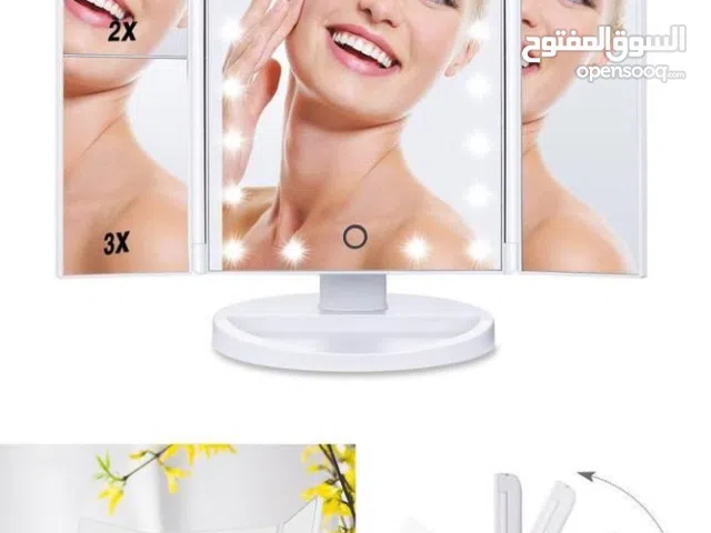 مرآة مكياج للعناية بالوجه. المكياج. الحلاقة الخفيفة. وتنظيق البشرة بدقة